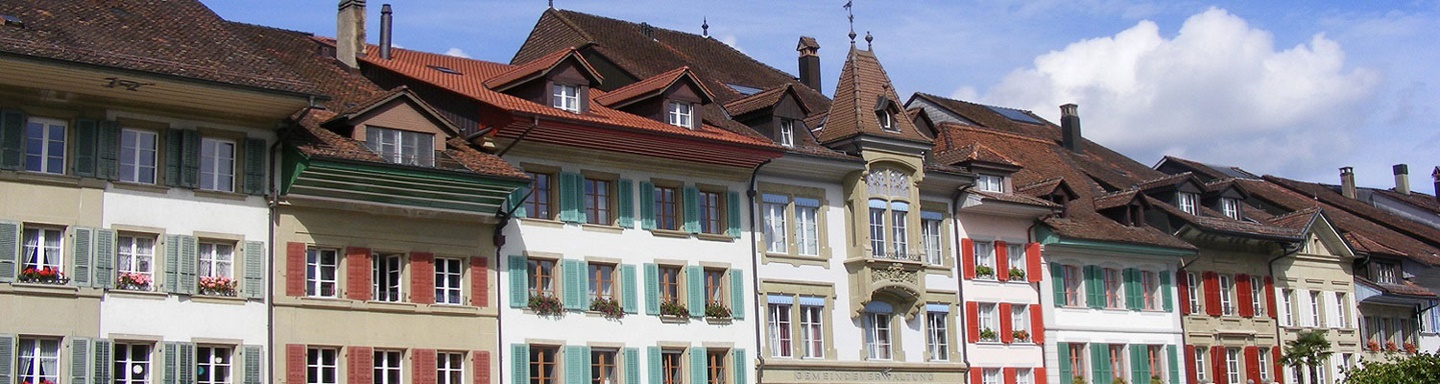 Bunte Häuserfassaden in der Altstadt von Aarberg.